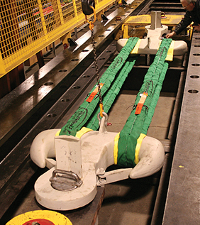 Essai de tension d’une paire de crochets à ciseaux de grue à charge utile de 216 tonnes à Mississauga.
