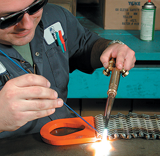 Fabrication d’une élingue métallique agrippante dans notre usine de Mississauga